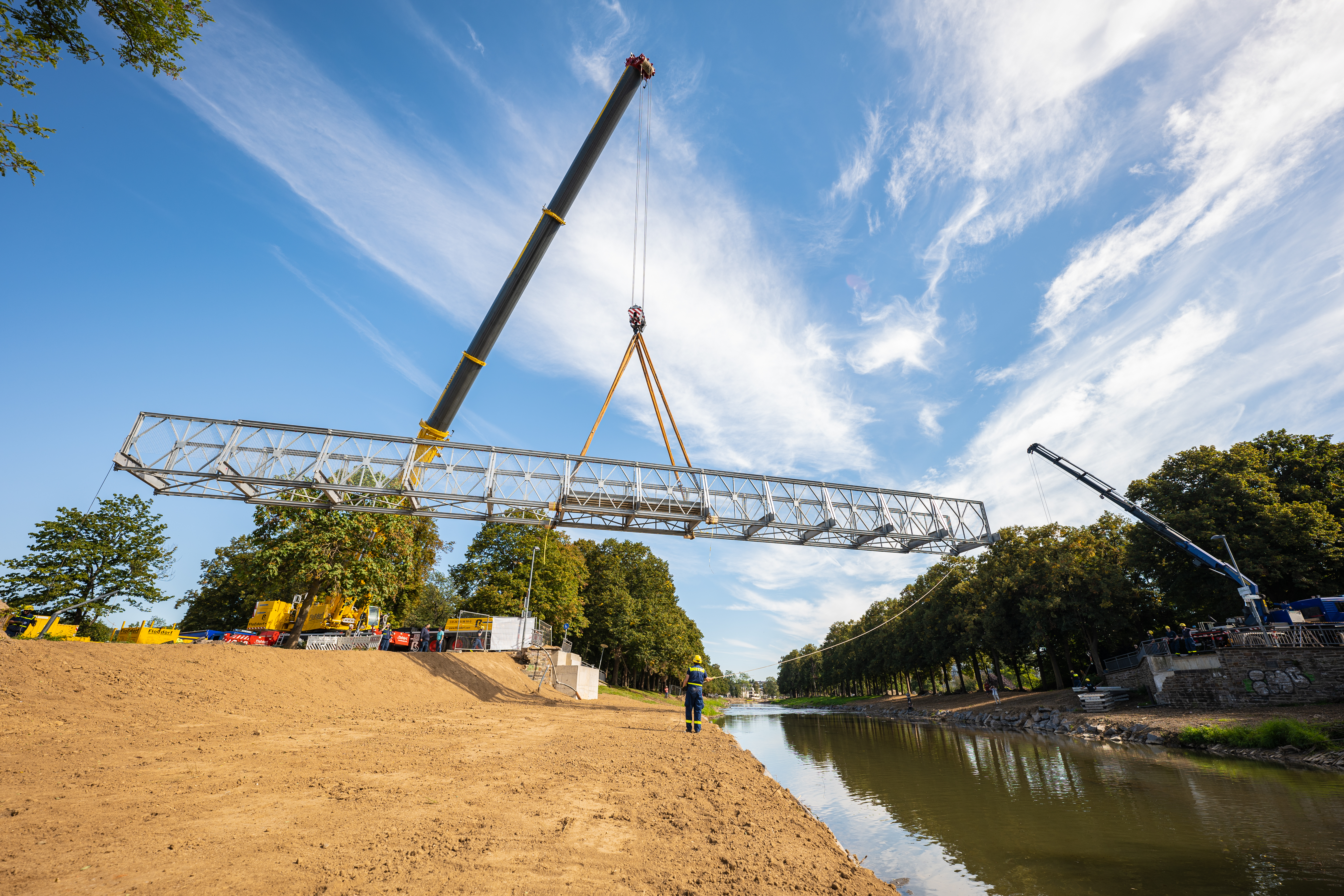 Bau einer Behilfsbrücke über der Ahr in Bad Neuenahr-Ahrweiler nach der Flutkatastrophe.